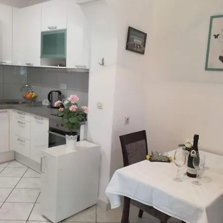 Apartments Mar - 10 M From Sea Apartment Pag Town